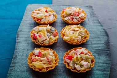 Kara tahtada yengeçli tart salatası..