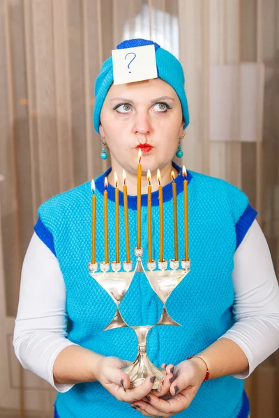 Jewish Woman Wearing Kisui Rosh Headdress Holding Hanukkah Candlestick Looking — 图库照片