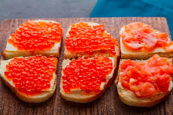 Bruschetta Con Caviar Rojo Una Tabla Madera Hecha Mano Fotografía —  Fotos de Stock