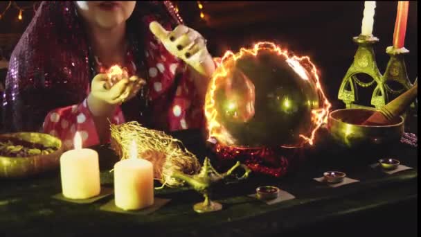 Eine junge Zauberin betätigt sich im Liebeszauber bei Kerzenschein — Stockvideo