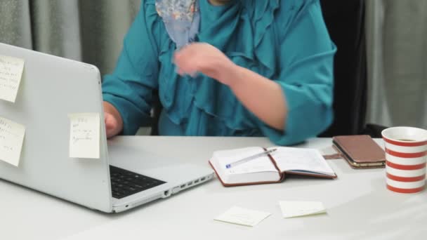 Еврейка, застреленная без лица, работающая в офисе с ноутбуком — стоковое видео