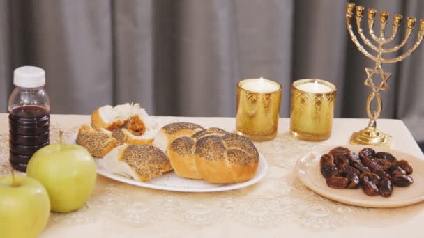 Jewish hands take pieces of challah from the dish at the Shabbat meal — Stock Video