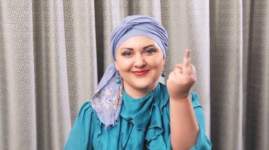 Geleneksel başlıklı Yahudi bir kadın gülümseyerek kameraya bakar ve bir güzellik gösterir.