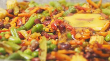 Yumurtalar tavanın içine düşer.