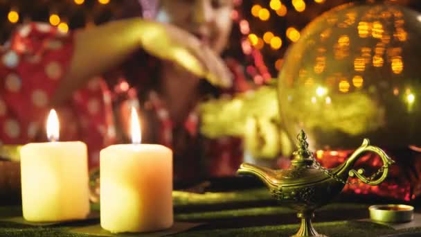 Молода чаклунка займається магією кохання при свічках — стокове відео
