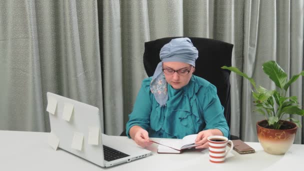 一个穿着传统头饰的犹太妇女在家里的办公室工作 总体计划 — 图库视频影像