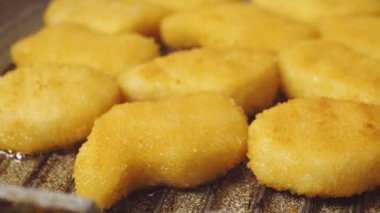 Çıtır nuggetlar tavada yağda kızartılır. yakın plan