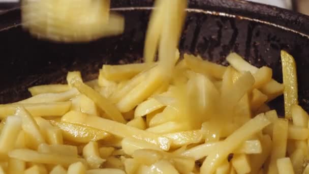 炸薯条在锅里用沸腾的油煎 用火钳拌匀 特写镜头 — 图库视频影像