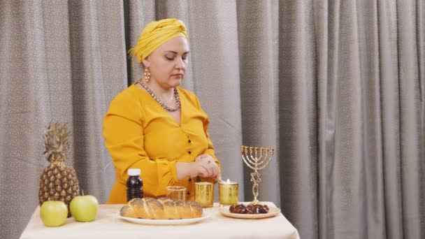 Judisk Kvinna Traditionell Huvudbonad Tänder Sabbatsljus Och Läser Välsignelse Övergripande — Stockvideo