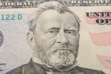 Parçalar, 50 dolarlık banknotun bir parçasını kapatıyor. Yatay fotoğraf