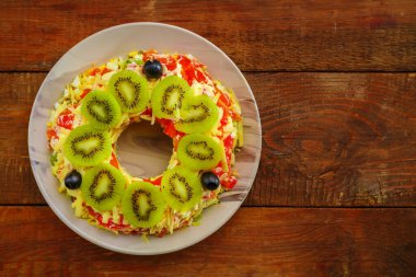 Masadaki salata kasesinde kivi ve zeytinle süslenmiş tavuk göğsü salatası salatası. Yer ayırın. Yatay fotoğraf