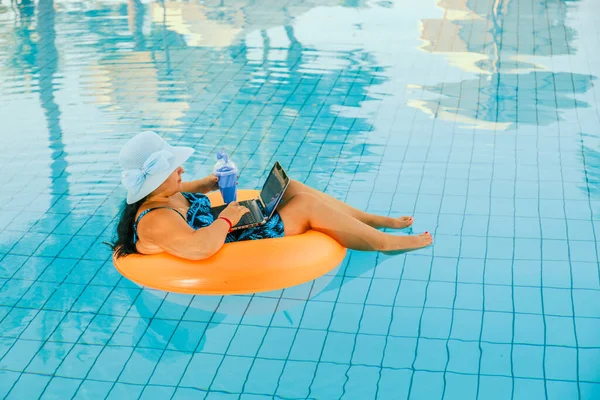 Junge Brünette Frau Mit Sonnenhut Pool Schwimmkreis Mit Einem Cocktail — Stockfoto