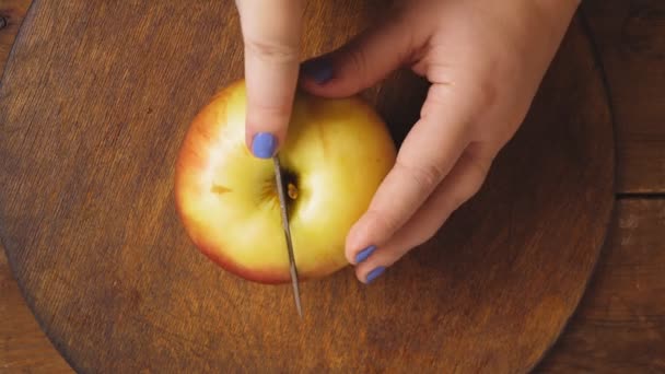 Dłoń Kobiety Tnie Jabłka Kawałki Nożem Drewnianej Desce Plan Średni — Wideo stockowe