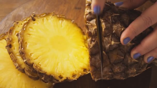 Bir Kadının Eli Ananas Halkalarını Tahta Bir Tahtanın Üzerinde Bıçakla — Stok video