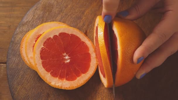 Mâna Unei Femei Taie Grapefruit Inele Cuțit Placă Lemn Plan — Videoclip de stoc