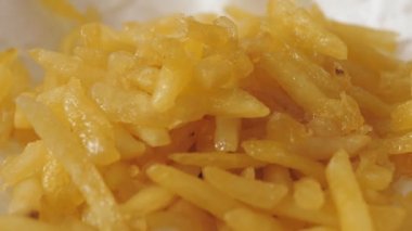 Fazla yağdan kurtulmak için patates kızartmaları kağıda serpiştirilir. Yakın plan.