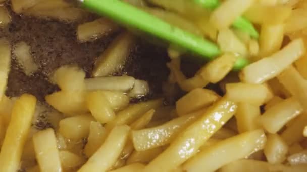 Pommes Frites Stekpanna Med Smör Blandas Med Tång Långsamma Rörelser — Stockvideo