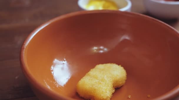 Nuggets Frango Empanado Caem Cerâmica Cima Movimento Lento — Vídeo de Stock