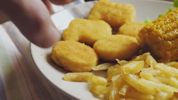 Χέρια Bkrut Ένα Πιάτο Τηγανητές Πατάτες Και Ψήγματα Καλαμποκιού Μέσο — Αρχείο Βίντεο