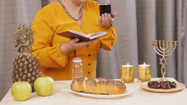 Jewish Woman Traditional Headdress Reads Kiddush Wine Meeting Shabbat Shooting — Stock Video