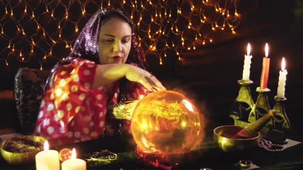 Eine Junge Zauberin Zaubert Liest Eine Handlung Gras Bei Kerzenschein — Stockvideo