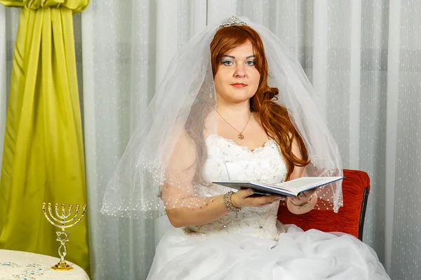 Noiva Judaica Feliz Senta Mesa Antes Cerimônia Hupa Vestido Casamento — Fotografia de Stock