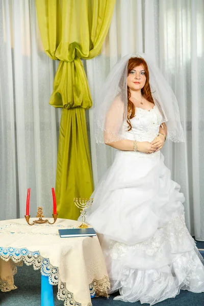 Izgatott Zsidó Menyasszony Áll Egy Szobában Asztalnál Várja Vőlegény Előtt Stock Fotó