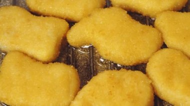 Kaynar yağda kızartılmış gevrek nugget. Yakın plan.