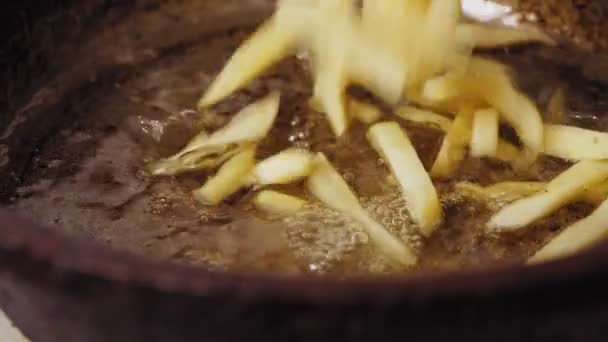 Kentang Goreng Ditempatkan Dalam Panci Penggorengan Dalam Minyak Mendidih Close — Stok Video