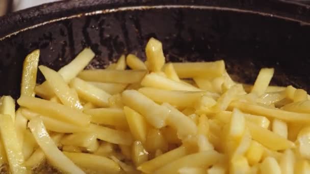 Batatas Fritas Fritam Uma Panela Óleo Fervente Misturam Com Pinças — Vídeo de Stock