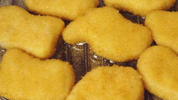 Knapriga Panerade Nuggets Stekta Kokande Olja Närbild — Stockvideo