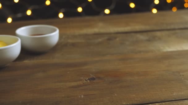 Egy Keze Egy Tányér Rögöt Sült Krumplit Tesz Asztalra Panoráma — Stock videók