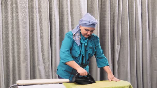 Una Mujer Judía Tocador Tradicional Plancha Ropa Habitación Plan Global — Vídeo de stock