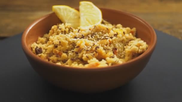 Masfouf Couscous Aux Fruits Secs Aux Noix Sésame Dans Une — Video