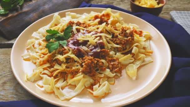 Pasta Bolognese Tomate Garniert Mit Kräutern Einem Teller Auf Einem — Stockvideo