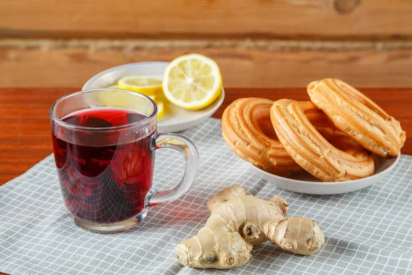 Hibiskustee Einer Tasse Neben Zitronen Ingwer Und Süßigkeiten Auf Einer — Stockfoto