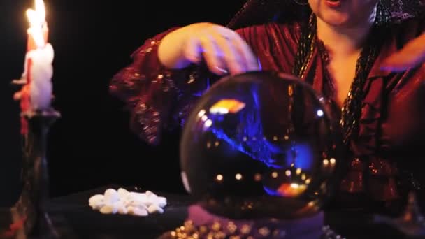Ręce Wróżki Magiczny Sposób Odczytują Przyszłość Kryształowej Kuli Plan Ogólny — Wideo stockowe