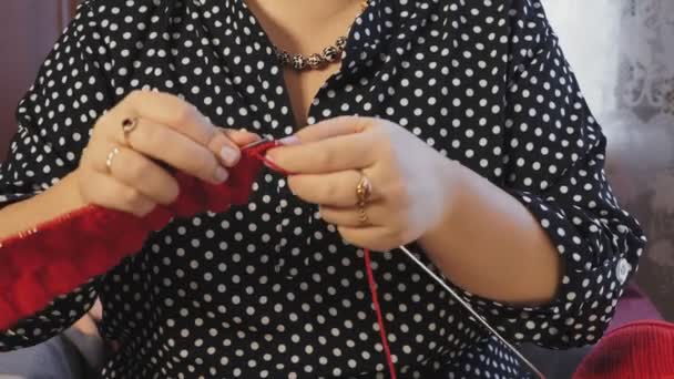 Una Donna Lavora Maglia Ferri Maglia Filato Rosso Piano Medio — Video Stock