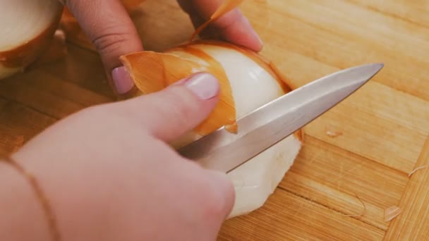 Die Hand Einer Frau Mit Einem Messer Schält Zwiebeln Auf — Stockvideo