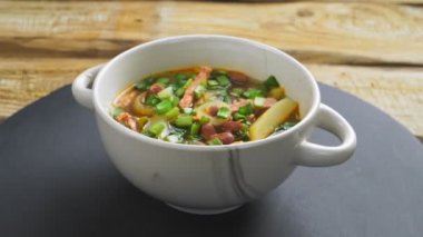 Yahudi mutfağı, fasulye çorbası, domatesli, füme et, kaşık ekmeği ve kosher sosis.