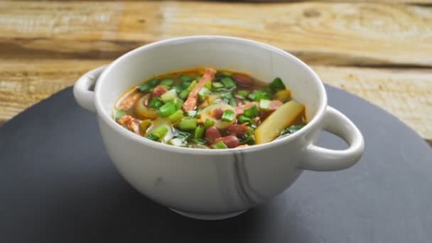 Cocina judía frijol sopa cholit bean con tomate y carnes ahumadas en la mesa cuchara de pan y salchicha kosher — Vídeos de Stock
