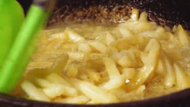 Τηγανητές Πατάτες Ένα Τηγάνι Βραστό Λάδι Αναμειγνύονται Λαβίδες Κοντινό Πλάνο — Αρχείο Βίντεο