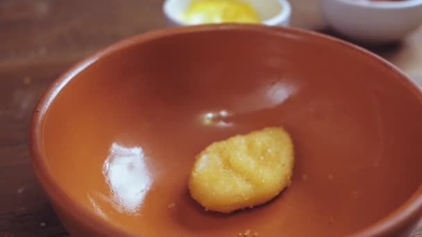 Nuggets Frango Empanado Caem Cerâmica Cima Movimento Lento — Vídeo de Stock