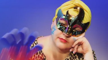 Başlıklı ve karnaval maskeli Yahudi bir kadın sinagogdaki gürültüye önderlik ederken Purim 'de uyuyakalıyor.