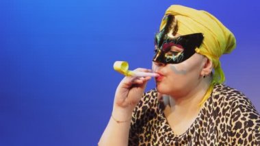 Başlık takmış ve karnaval maskesi takmış Yahudi bir kadın parşömen okunurken Purim sinagogunda düdük çalmayı emrediyor.
