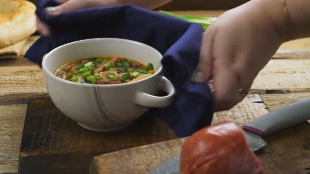 Mâinile femeilor pun pe masă o supă tureen cu bucatarie evreiasca chelit supa de fasole cu oase — Videoclip de stoc