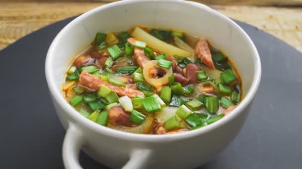 Feijão judeu sopa de feijão cholit com tomate e carnes defumadas — Vídeo de Stock