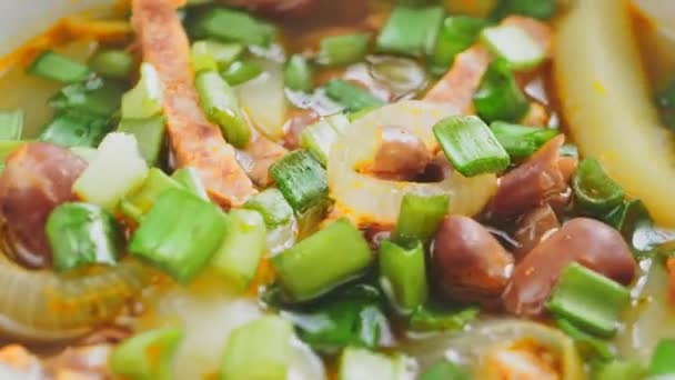Jewish cuisine bean soup cholit beans with tomato and smoked meats and herbs close-up — Stock Video