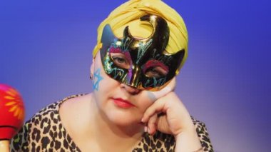 Başlıklı ve karnaval maskeli Yahudi bir kadın sinagogdaki gürültüye önderlik ederken Purim 'de uyuyakalıyor..