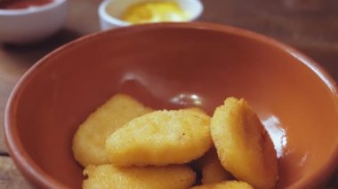 Çürümüş tavuk külçeleri çömleğin içine yukarıdan düşer..